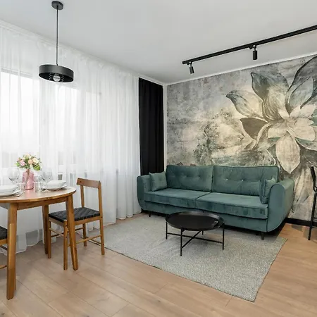 Spacious In A Quiet Area Of By Renters Appartement *