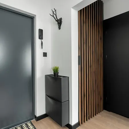 Spacious In A Quiet Area Of By Renters