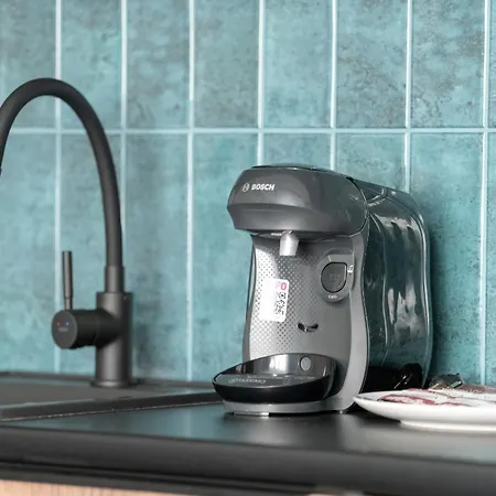 Spacious In A Quiet Area Of By Renters Appartamento *